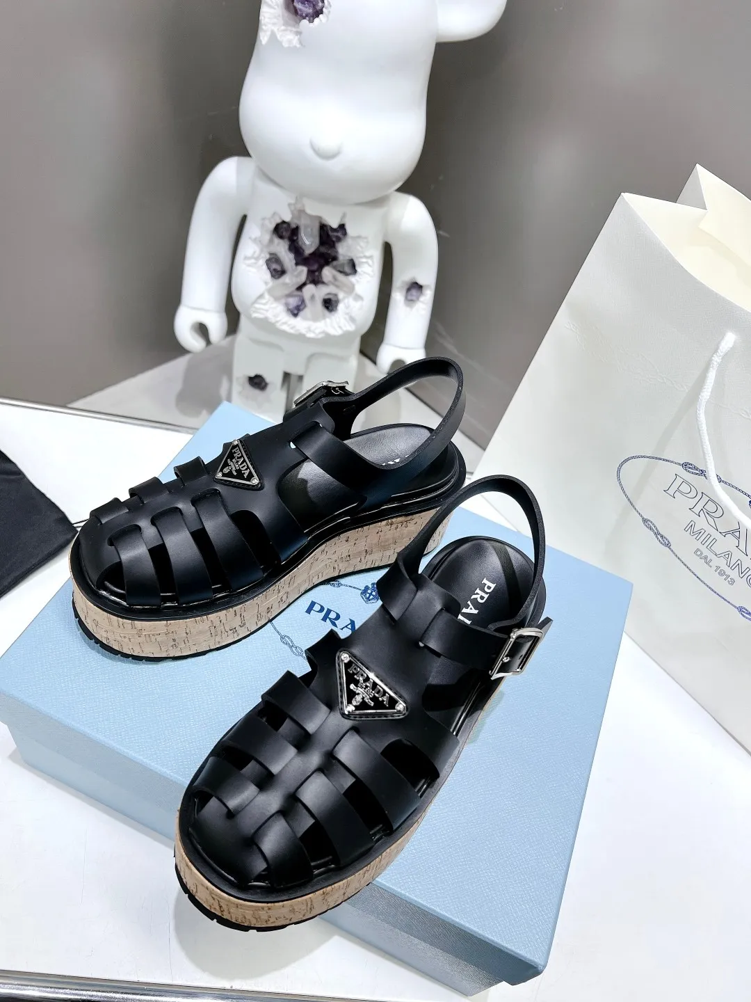 👟👟Ex-factory price 500👟👟 Super popular prada 2023 latest spring and summer zigzag Roman braided thick-soled rubber sandals E64. Retro, fashionable and avant-garde gears with 55mm thick soles and rubber uppers make the whole pair of shoes light and comfortable. Bright colors provide a variety of choices for fashionable people with different styles! The iconic metal triangle logo is paired with the shape of ancient beach sandals. Every design element is fashionable! Code number 35-40